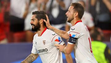 Isco celebra su gol con Rakitic.