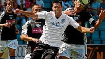 <b>PELEA. </b>Miku, que entró en la segunda parte en el Salamanca, intenta llevarse el balón por alto.