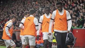 15-05-25. OYÓN, AMADOU Y KEMBO, CALENTANDO EN LA BANDA DE EL MOLINÓN JUNTO A GASPAR Y KEVIN.