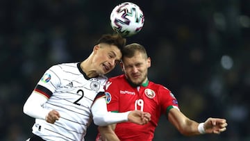 Disputa de un balón con la cabeza