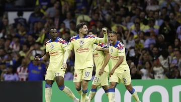 MEX1931. CIUDAD DE MÉXICO (MÉXICO), 13/03/2024.- Diego Valdés (c) del América celebra un gol anotado al Guadalajara este miércoles durante un partido de vuelta de los octavos de final de la Copa de Campeones de la Concacaf en el estadio Azteca la Ciudad de México (México). EFE/Sáshenka Gutiérrez