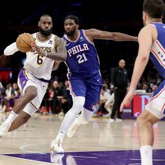 LeBron James y Juan Toscano no pueden con los Sixers de Embiid