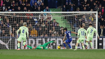 El partido comenz con un gol temprano de Jules Kound en el minuto 9, adelantando al Bar?a. Sin embargo, el Getafe reaccion con un tanto de Mauro Arambarri en el minuto 34, igualando el marcador. A pesar de los intentos del equipo cul, el conjunto azulgrana no logr encontrar el gol de la victoria.

El encuentro estuvo marcado por la intensidad y varias oportunidades para ambos equipos. El Bar?a tuvo una mayor posesin y control del juego, pero el Getafe supo resistir y asegurar un punto en casa.