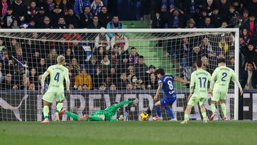 El partido comenzó con un gol temprano de Jules Koundé en el minuto 9, adelantando al Barça. Sin embargo, el Getafe reaccionó con un tanto de Mauro Arambarri en el minuto 34, igualando el marcador. A pesar de los intentos del equipo culé, el conjunto azulgrana no logró encontrar el gol de la victoria.

El encuentro estuvo marcado por la intensidad y varias oportunidades para ambos equipos. El Barça tuvo una mayor posesión y control del juego, pero el Getafe supo resistir y asegurar un punto en casa.