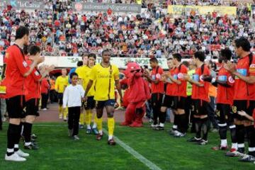 Gana su diecinueve trofeo de liga. En la fotograf¨ªa el Mallorca le hace el pasillo al Barcelona encabezado por Eto'o.