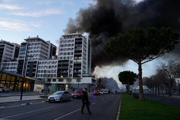 Un incendio de grandes dimensiones arrasa un edificio de 14 plantas generando una gran columna  de fuego y una densa humareda dificultano a los bomberos las labores de extición.