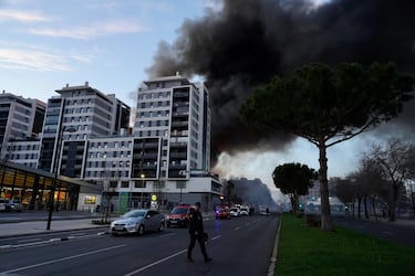Un incendio de grandes dimensiones arrasa un edificio de 14 plantas generando una gran columna  de fuego y una densa humareda dificultano a los bomberos las labores de extición.