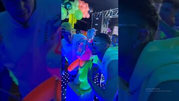 Vídeo: Así fue la fiesta de Carlos Salcedo, festejó sus 30 años tras perder contra Querétaro