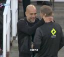 Guardiola besa al árbitro... y no lo expulsan
