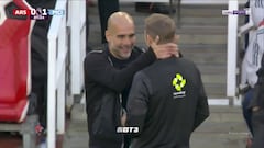 Guardiola besa al árbitro... y no lo expulsan