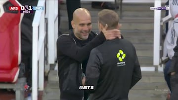 Guardiola besa al árbitro... y no lo expulsan