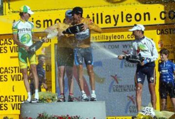 Podio de la Vuelta a España de 2004. Santi Pérez, Roberto Heras y Francisco Mancebo. Heras conquista su tercera Vuelta.
