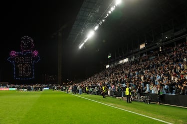 El Celta rinde tributo a Iago Aspas en el encuentro contra el Niza de la Europa League. Un espectáculo de drónes celebra su record histórico de 534 partidos con el club celeste.