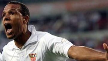<b> FIESTA. </b> Luis Fabiano marc¨® el primer tanto del Sevilla en una noche inolvidable en la historia centenaria del club andaluz..