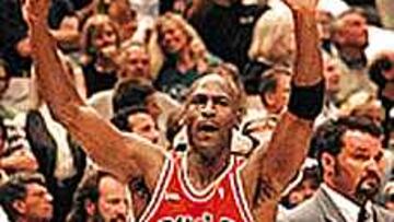 TRES AÑOS Y SIETE MESES. Jordan no juega en el United Center desde el 14 de junio de 1998. Aquella noche, la de su retirada, los Bulls ganaron a Utah y conquistaron su sexto anillo de la NBA.
