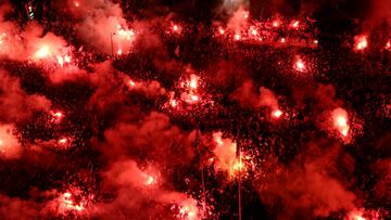 Piraeus (Greece), 29/05/2024.- Olympiacos supporters light flares and fireworks as they watch a public broadcast of the UEFA Europa Conference League final soccer match of Olympiacos Piraeus against ACF Fiorentina, in Piraeus, Greece, 29 May 2024. (Grecia, Pireo) EFE/EPA/ORESTIS PANAGIOTOU