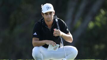 KAPALUA, HAWAII - JANUARY 10: Joaquin Niemann of Chile lines up a putt on the 18th green in a playoff during the final round of the Sentry Tournament Of Champions at the Kapalua Plantation Course on January 10, 2021 in Kapalua, Hawaii. Gregory Shamus/Getty Images/AFP
== FOR NEWSPAPERS, INTERNET, TELCOS & TELEVISION USE ONLY ==