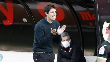 Iraola, dando ánimos a sus jugadores durante un partido.