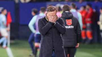 El entrenador Carlos Carvalhal se tapa la cara durante el partido entre Osasuna y Celta disputado en Pamplona.