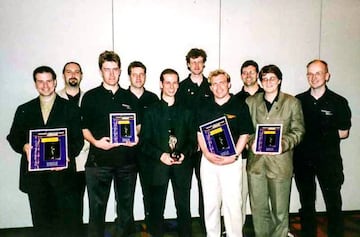 Arriba las oficinas originales de Rare (que terminó mudándose) y abajo parte del equipo tras presentar el juego en el E3 de 1999, donde ganaron el Game Critics Award al mejor juego de consola.