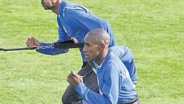 <b>OPCIONES. </b>Aguirre puede recurrir a Costinha para formar pareja de centrales con Perea.