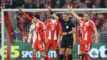 Slavko Vinčić en la expulsión a Camavinga frente al Bayern de Múnich.