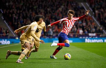 João Félix en acción con los jugadores del Barcelona, Pedri y Álex Balde.