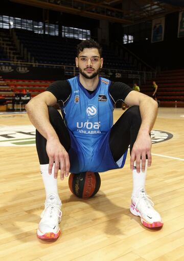 Leo Meindl, alero brasileño del Urbas Fuenlabrada, posa para AS en la pista del Fernando Martín.