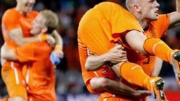 <b>ALEGRÍA NARANJA. </b>Robben corre a unirse a una piña en la que Sneijder, Mathijsen y De Zeeuw felicitan a Van Bronckhorst tras el 0-1.