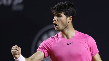 El tenista español Carlos Alcaraz celebra un punto ante Mateus Alves de Brasil en el Abierto de Tenis de Río de Janeiro (Brasil).