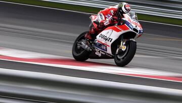 Sepang (Malaysia), 30/01/2017.- Spanish MotoGP rider Jorge Lorenzo of the Ducati Team in action during a pre-season test session at Sepang International Circuit near Kuala Lumpur, Malaysia, 30 January 2017. (Ciclismo, Motociclismo, Malasia) EFE/EPA/FAZRY ISMAIL