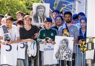 Un grupo de aficionados del Real Madrid esperaban la llegada del equipo español. 