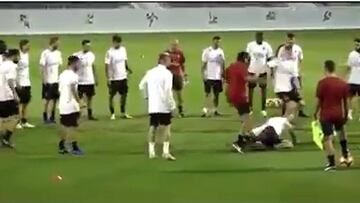 Gonzalo Higuaín barre a Gattuso en el entrenamiento del Milan