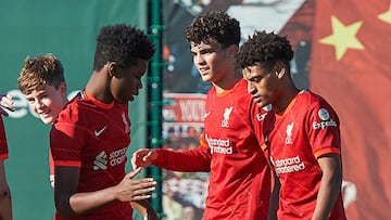 El combinado de las Barras y las Estrellas se adelantó y convocó al joven delantero catracho, quien juega para los Reds en Inglaterra.