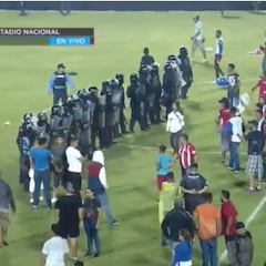 Tres muertos y 12 heridos: las espeluznantes imágenes en el estadio donde se temió lo peor