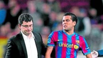 Daniel Alves, con el médico.