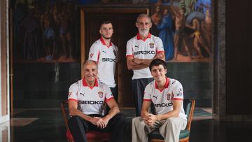 19-09-25. LOS HISTÓRICOS JOAQUÍN Y JIMÉNEZ, JUNTO A LOS CANTERANOS GUILLE ROSAS Y GASPAR CAMPOS, POSAN CON LA TERCERA CAMISETA DEL SPORTING PARA LA TEMPORADA.