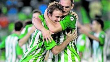 <b>UNA GRAN PIÑA. </b>Los jugadores del Betis celebran el segundo tanto, obra de Sergio García, que dejó el encuentro prácticamente sentenciado.