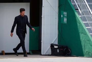 Soccer Football - La Liga Santander - Elche v Atletico Madrid - Estadio Manuel Martinez Valero, Elche, Spain - May 1, 2021 Atletico Madrid coach Diego Simeone REUTERS/Pablo Morano