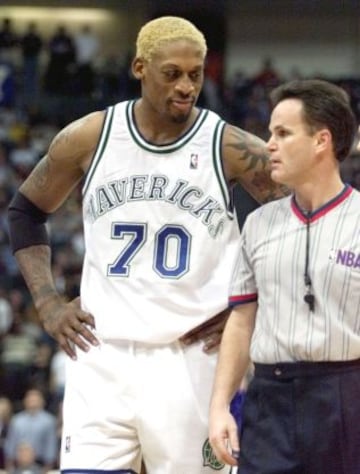 Dennis Rodman jug車 en cinco equipos diferentes durante su carrera de baloncesto: Detroit Pistons, San Antonio Spurs, Chicago Bulls, Los Angeles Lakers y Dallas Mavericks.