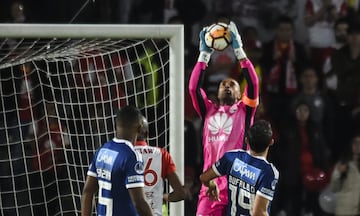 El Campín volvió a ser el escenario de un clásico histórico. Santa Fe y Millonarios tuvieron que irse hasta los penales para definir el clasificado a los cuartos de final de la Copa Sudamericana, serie en la que ganó el equipo cardenal.