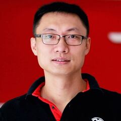 Quién es Tom Zhu, el número 2 de Tesla que podría suceder a Elon Musk en la compañía