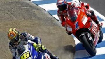 <b>POR LA TIERRA. </b>Rossi pasó a Stoner con un interior en la entrada del 'Sacacorchos', luego se salió a la tierra y aguntó delante sin cortar gas.