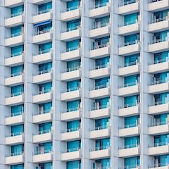 La Ley de Propiedad Horizontal lo confirma: si un local altera la fachada del edificio, puedes apelar al artículo 7.1