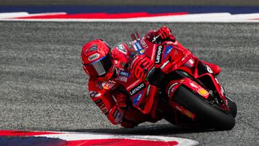 Marc Márquez, de Ducati Lenovo, rueda hacia la victoria en la esprint del GP de Austria, en el Red Bull Ring race de Spielberg.
