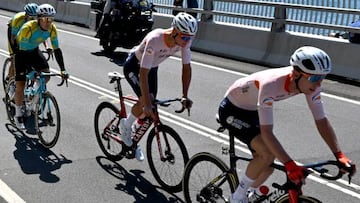 Netherlands' Mathieu van der Poel (C) competes in the men's road race cycling event at the UCI 2022 Road World Championship in Wollongong on September 25, 2022. - -- IMAGE RESTRICTED TO EDITORIAL USE - STRICTLY NO COMMERCIAL USE -- (Photo by William WEST / AFP) / -- IMAGE RESTRICTED TO EDITORIAL USE - STRICTLY NO COMMERCIAL USE -- (Photo by WILLIAM WEST/AFP via Getty Images)