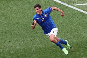 Matteo Pessina celebrando el gol 1-0 de Italia