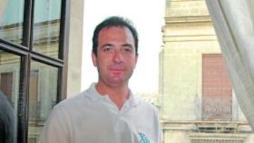<b>ORGULLOSO. </b>Miguel Ángel Rondán posa para AS en el balcón del Ayuntamiento, feliz por la hazaña del ascenso en una temporada que a priori se presentaba muy difícil.