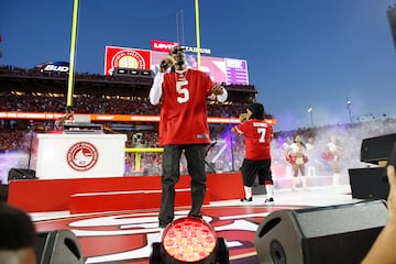 El mítico rapero no solo actuó en el halftime show de la Super Bowl de 2022, o, como en la foto, en el intermedio del San Francisco 49ers-Chicago Bears de 2014. Snoop Dogg fue entrenador del fútbol americano durante 15 años seguidos.