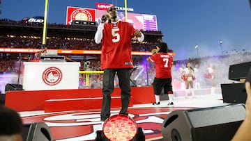 El mítico rapero no solo actuó en el halftime show de la Super Bowl de 2022, o, como en la foto, en el intermedio del San Francisco 49ers-Chicago Bears de 2014. Snoop Dogg fue entrenador del fútbol americano durante 15 años seguidos.